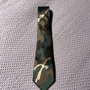 Camo tie